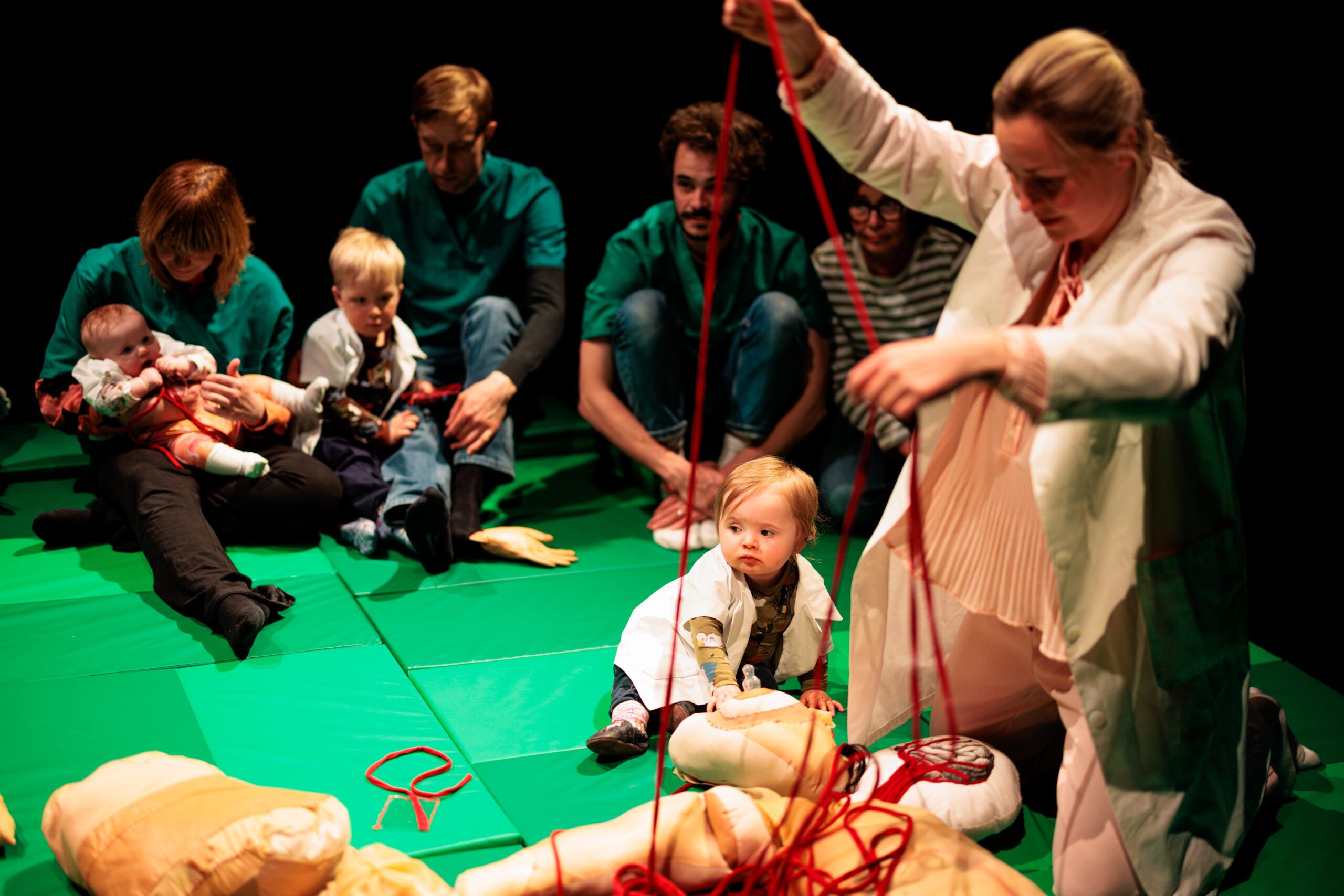 Ihmettelyn ja yhteyden laboratoriossa – esityksen ohjaajan ja dramaturgin vuoropuhelu